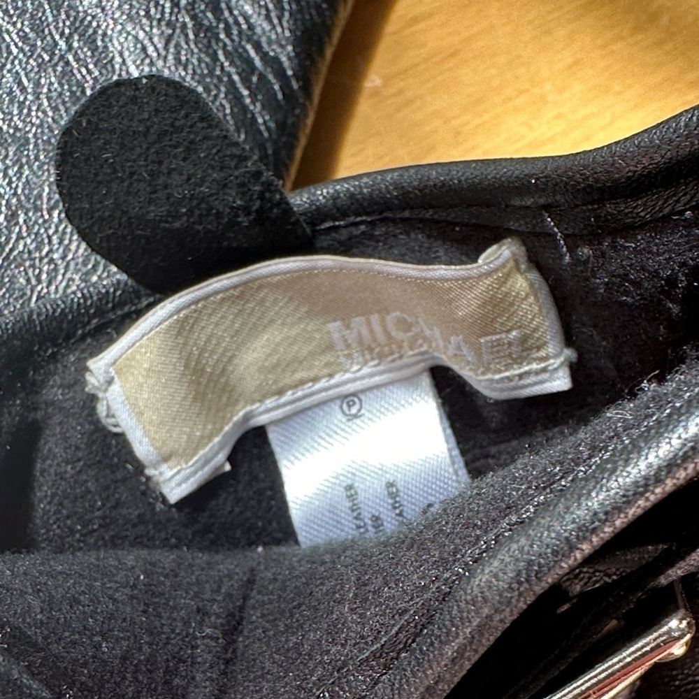 MICHAEL Michael Kors Black Quilted Leather Gloves - Picture 8 of 8